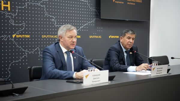 Генеральный секретарь Совета Межпарламентской ассамблеи СНГ Дмитрий Кобицкий (слева) - Sputnik Кыргызстан