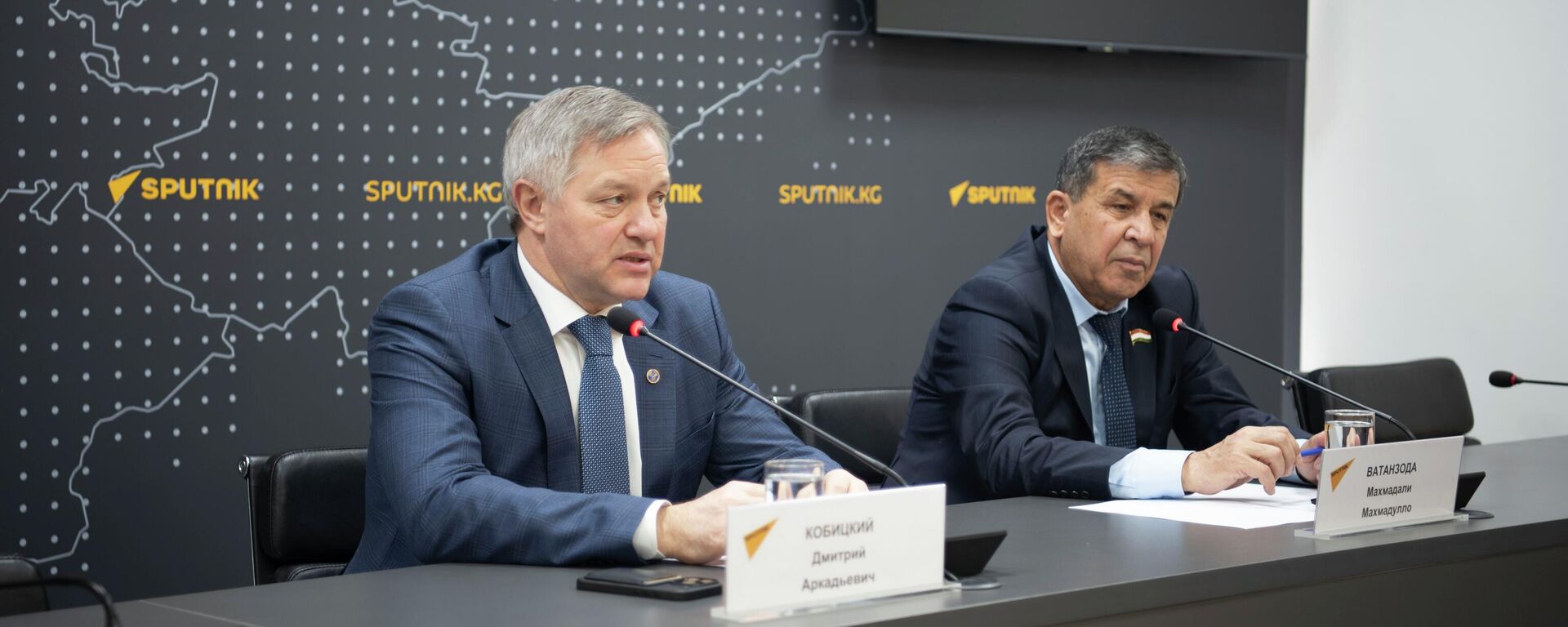 Генеральный секретарь Совета Межпарламентской ассамблеи СНГ Дмитрий Кобицкий (слева) - Sputnik Кыргызстан, 1920, 30.11.2025