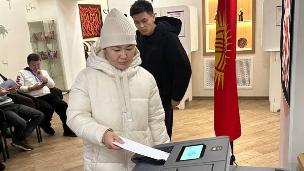 Москвадагы шайлоо участогунда адамдар Жогорку Кеңештин депутаттарын шайлоодо добуш берип жатышат. - Sputnik Кыргызстан