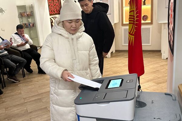 Белгилей кетсек, чет өлкөдөгүлөр жана башка аймакта жүргөндөр каалаган шайлоо участогуна барып, өзү катталган округдагы талапкерге добуш бере алышат - Sputnik Кыргызстан