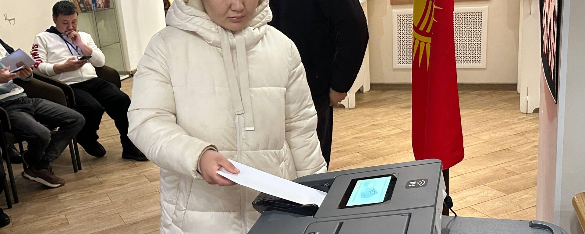 Москвадагы шайлоо участогунда адамдар Жогорку Кеңештин депутаттарын шайлоодо добуш берип жатышат. - Sputnik Кыргызстан, 1920, 30.11.2025