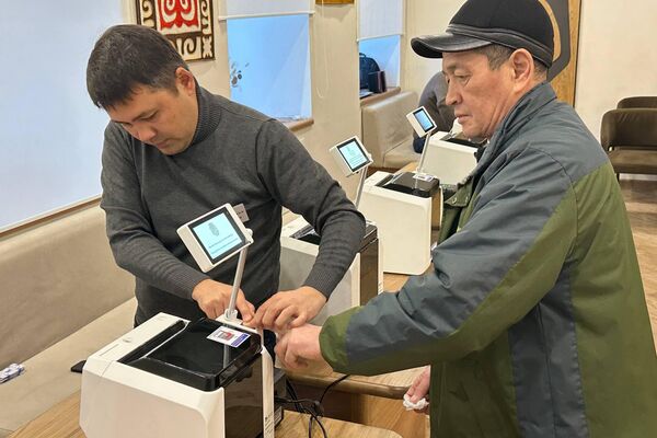 Добуш берүү Кыргызстандын Россиядагы элчилигинде өтүп жатат - Sputnik Кыргызстан