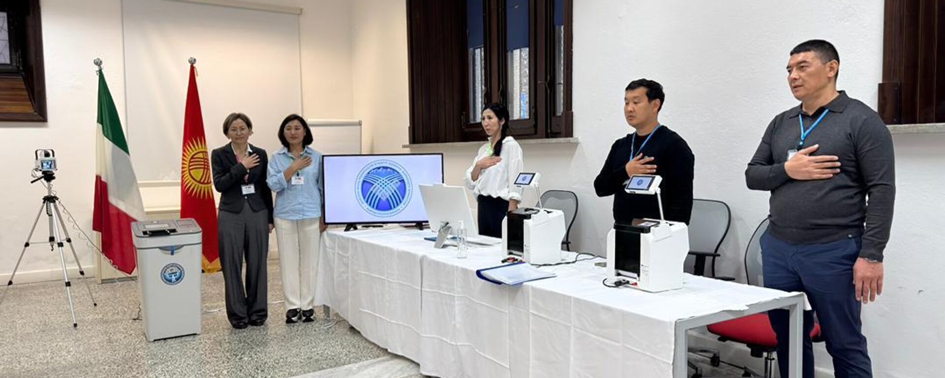 Чет өлкөдөгү добуш берүү тилкесинин бири ишин жыйынтыктады - Sputnik Кыргызстан, 1920, 30.11.2025