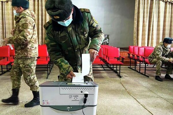 По данным пресс-службы СИН, в учреждениях ведомства соблюдаются порядок, безопасность и правила проведения выборов - Sputnik Кыргызстан