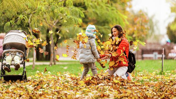 Женщина с детьми гуляет в парке  - Sputnik Кыргызстан