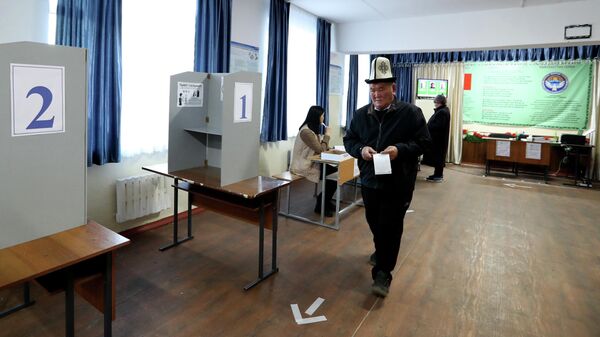 Бишкектеги шайлоо участогунда добуш берип жаткан киши - Sputnik Кыргызстан