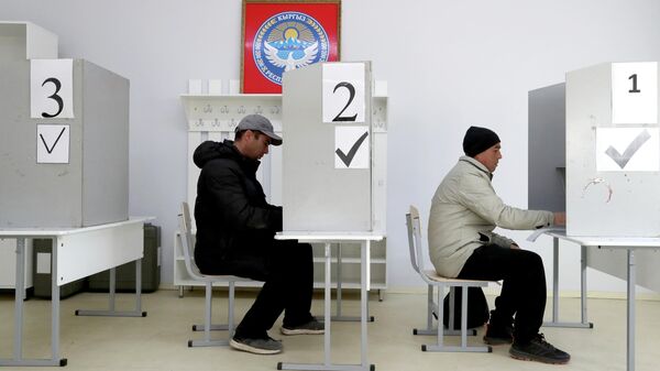 Мужчины голосуют на избирательном участке во время выборов в Жогорку Кенеш  - Sputnik Кыргызстан