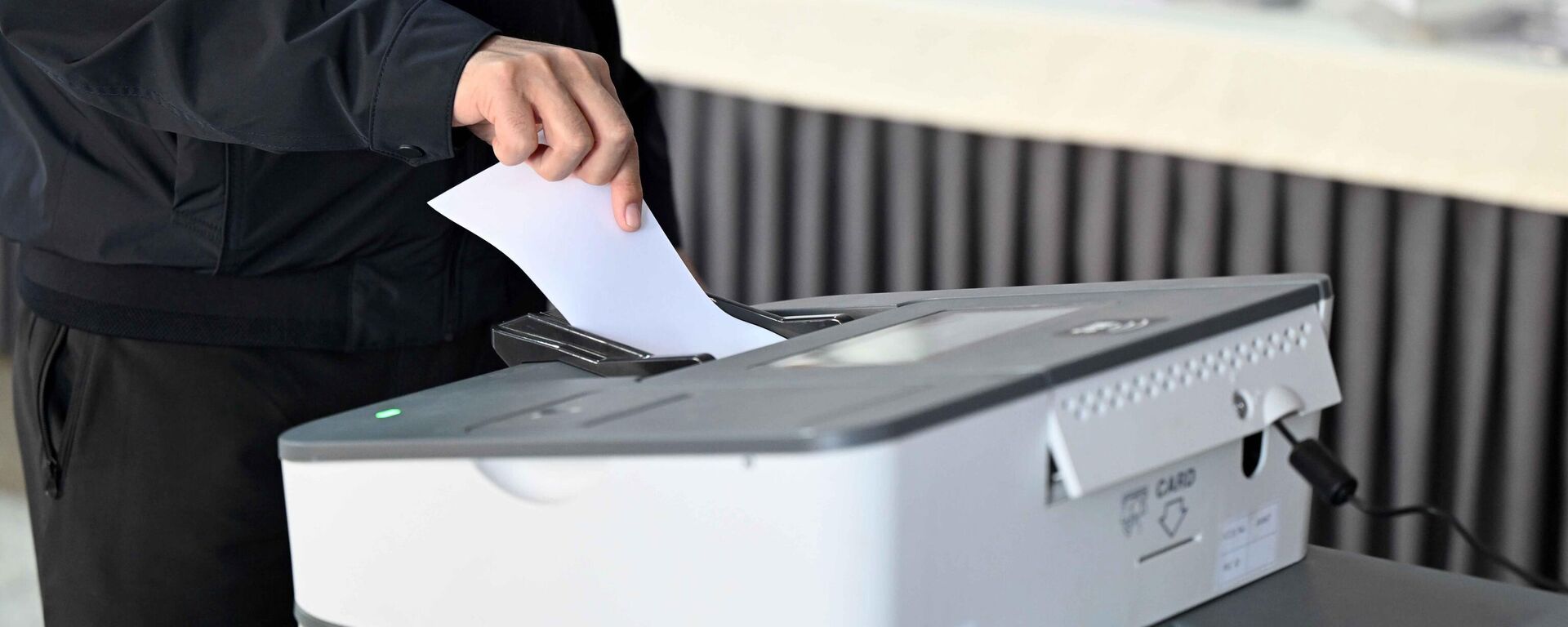 Бишкектеги шайлоо участогунда добуш берип жаткан киши - Sputnik Кыргызстан, 1920, 30.11.2025