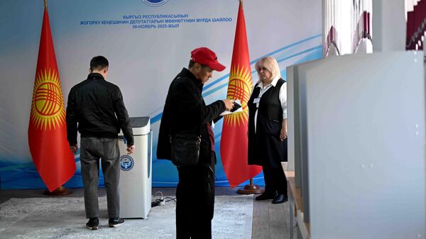 Люди голосуют на избирательном участке в Бишкеке - Sputnik Кыргызстан