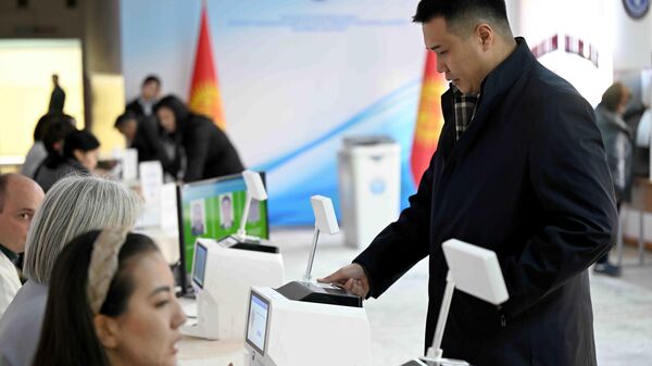 Бишкектеги шайлоо участогунда добуш берип жаткан киши - Sputnik Кыргызстан