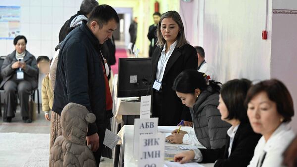 Люди во время идентификации на избирательном участке во время выборлв депутатов Жогорку Кенеша - Sputnik Кыргызстан