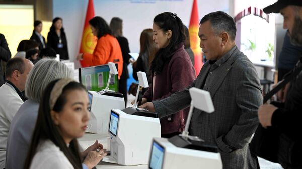 Люд проходят идентификацию на избирательном участке во время выборов депутатов Жогорку Кенеша - Sputnik Кыргызстан