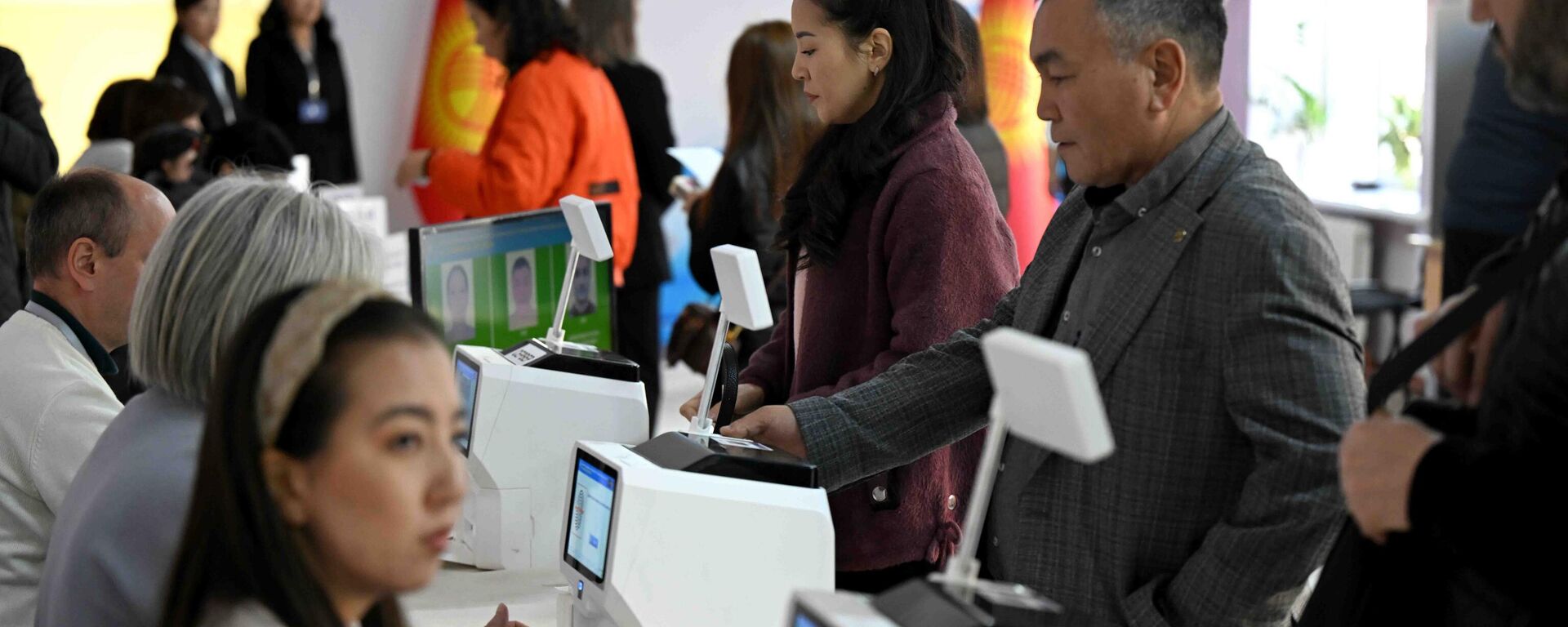 Люд проходят идентификацию на избирательном участке во время выборов депутатов Жогорку Кенеша - Sputnik Кыргызстан, 1920, 30.11.2025