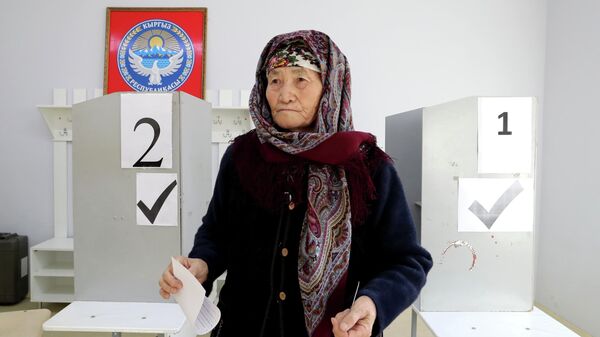 Бишкекте шайлоо учурунда добуш берип жаткан улгайган аял. Архив - Sputnik Кыргызстан