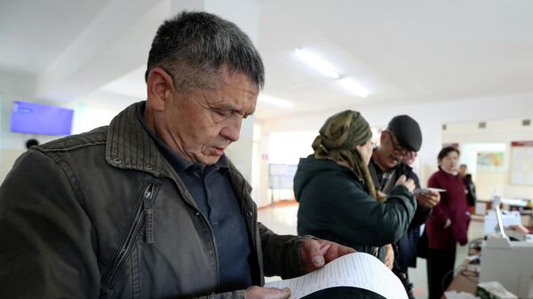 Люди голосуют на избирательном участке в Чуйской области - Sputnik Кыргызстан