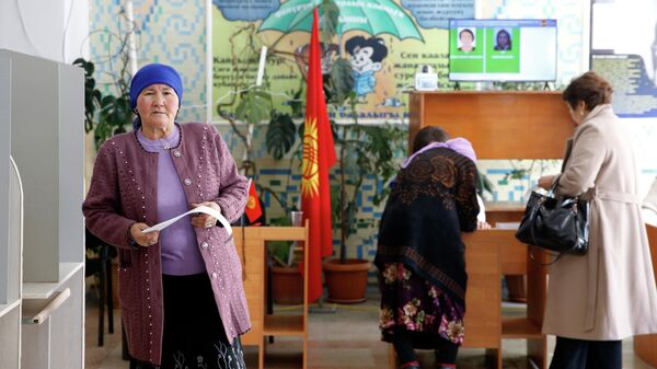 Женщина голосует на избирательном участке в селе Арашан в Кыргызстане во время досрочных парламентских выборах в Жогорку Кенеш (парламент - Sputnik Кыргызстан