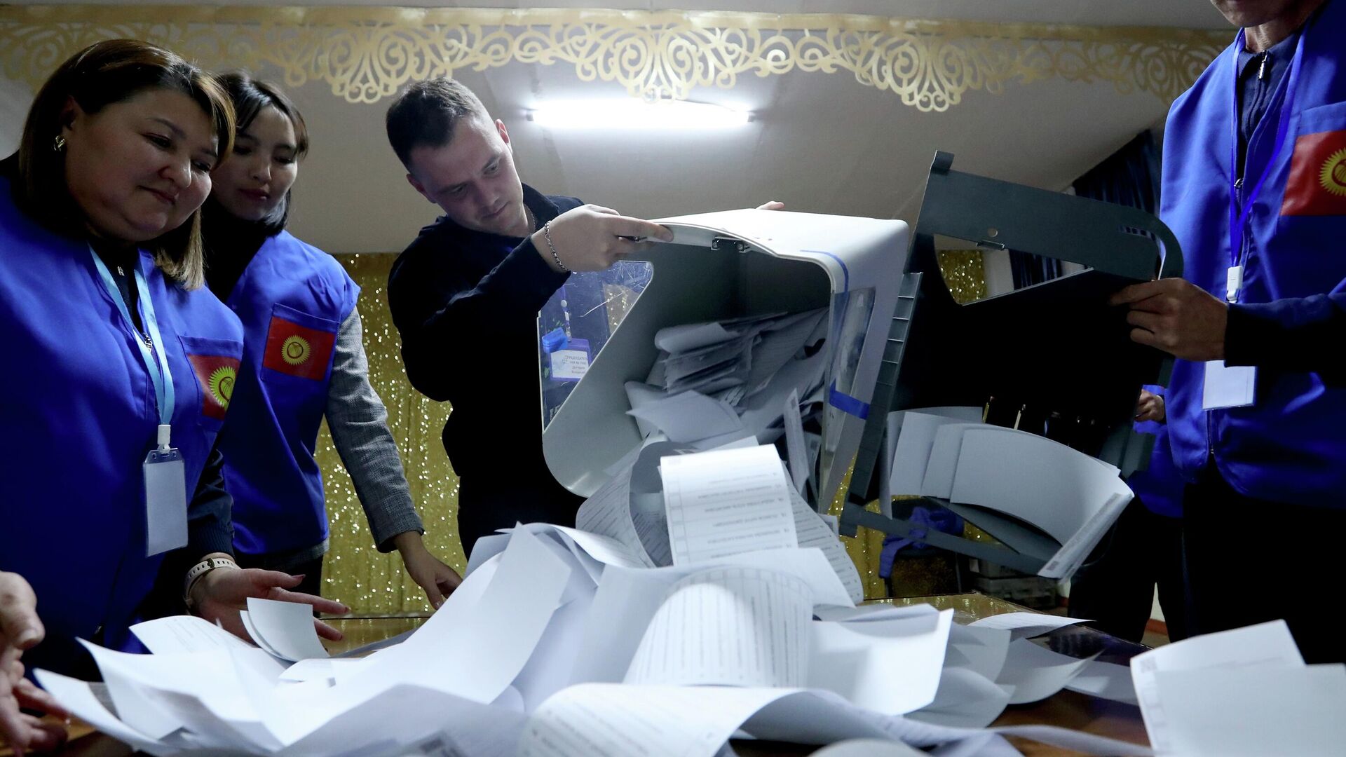 Подсчет голосов на избирательном участке Подсчет голосов на избирательном участке - Sputnik Кыргызстан, 1920, 01.12.2025