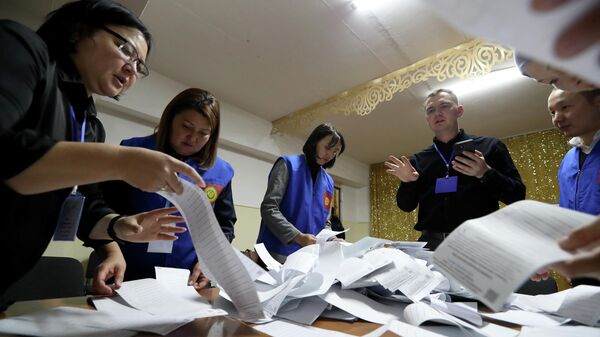 Подсчет голосов на избирательном участке  - Sputnik Кыргызстан