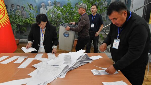 Члены избирательной комиссии подсчитывают бюллетени на избирательном участке после парламентских выборов в Бишкеке - Sputnik Кыргызстан