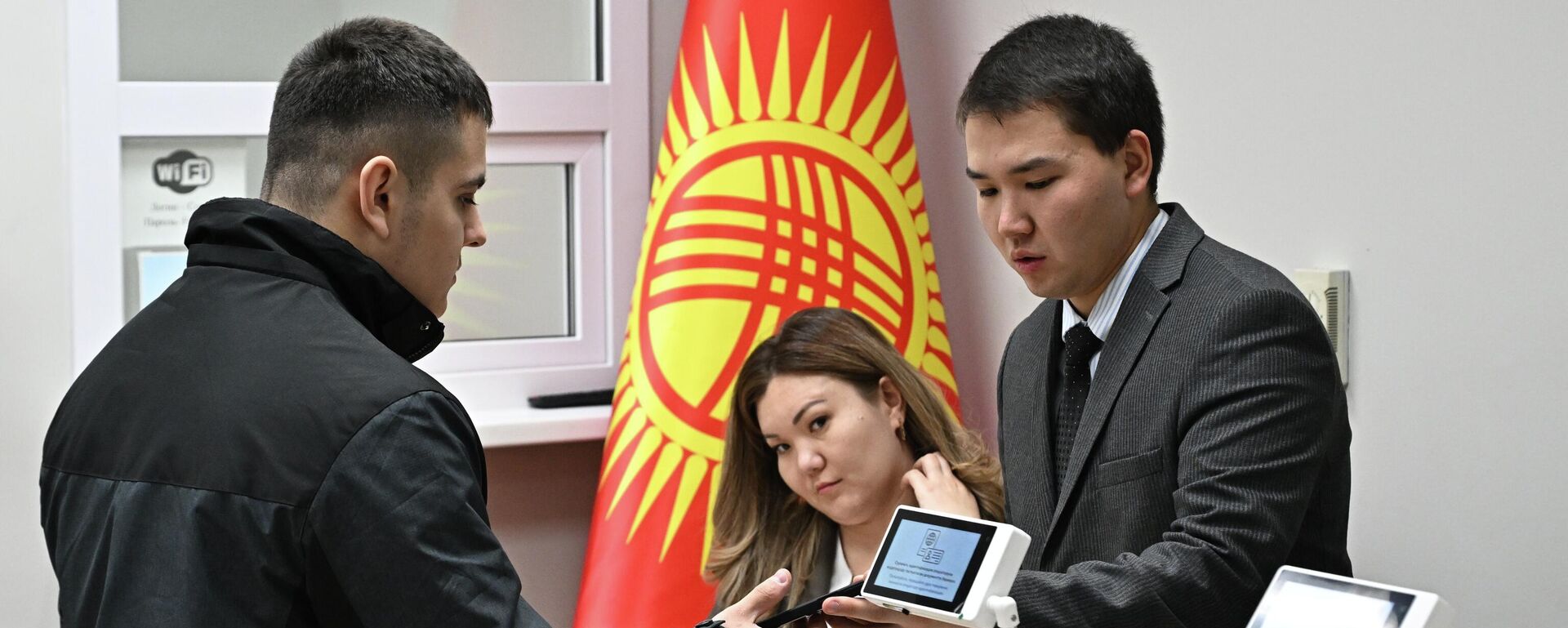 Кыргыз жараны мөөнөтүнөн мурда парламенттик шайлоодо - Sputnik Кыргызстан, 1920, 01.12.2025