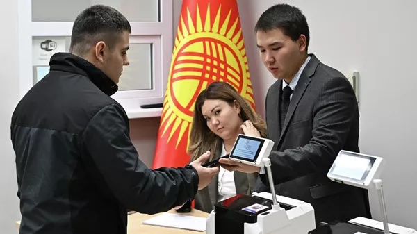 Кыргызстанец голосует на парламентских выборах. Архивное фото - Sputnik Кыргызстан