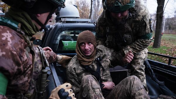 Донецк облусунда украиналык жоокерлер жаракат алган аскерди эвакуациялап жатышат - Sputnik Кыргызстан