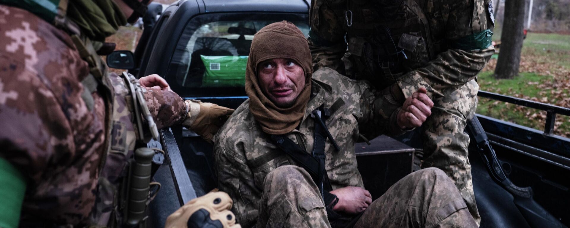 Военнослужащие эвакуируют раненого однополчанина в Донецкой областии - Sputnik Кыргызстан, 1920, 02.12.2025