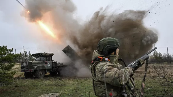 Боевая работа расчета РСЗО Град 83-го самоходного артполка на Краснолиманском направлении СВО - Sputnik Кыргызстан