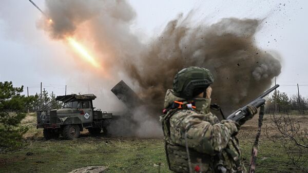 Боевая работа расчета РСЗО Град 83-го самоходного артполка в зоне СВО - Sputnik Кыргызстан