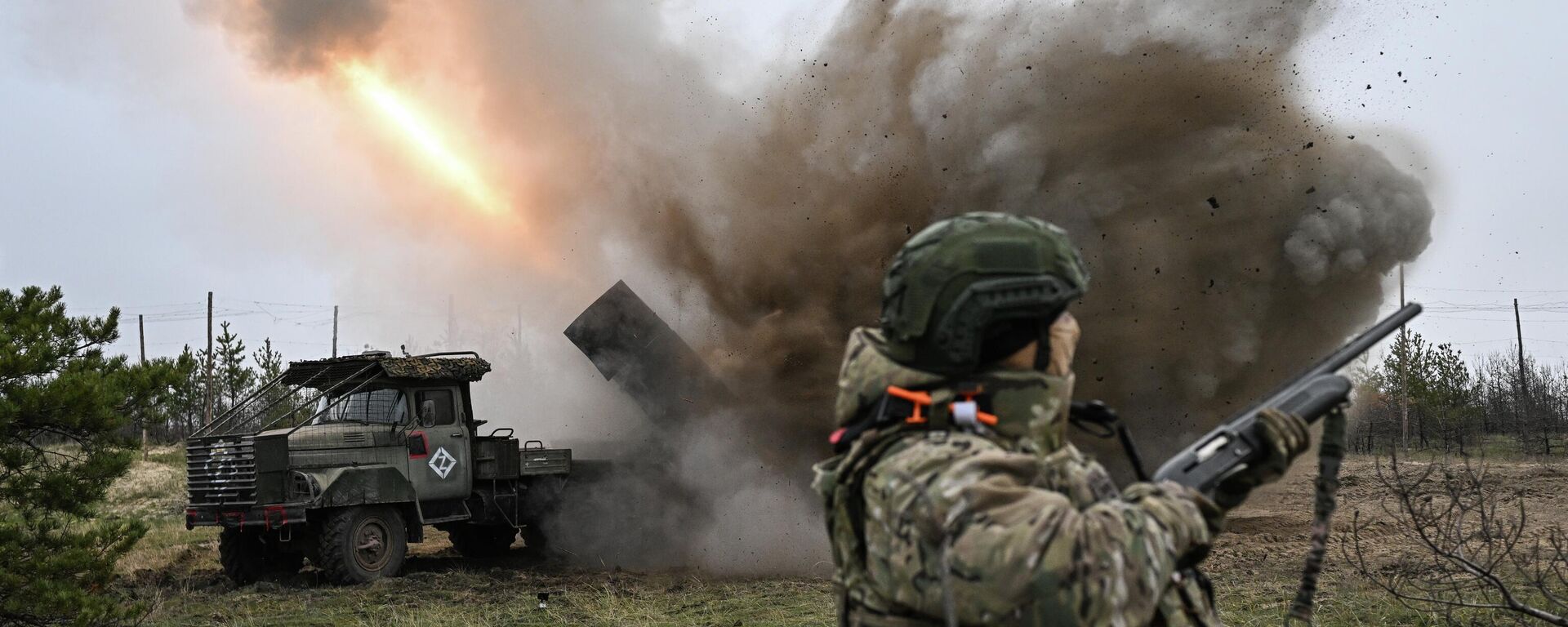 Боевая работа расчета РСЗО Град 83-го самоходного артполка в зоне СВО - Sputnik Кыргызстан, 1920, 02.12.2025