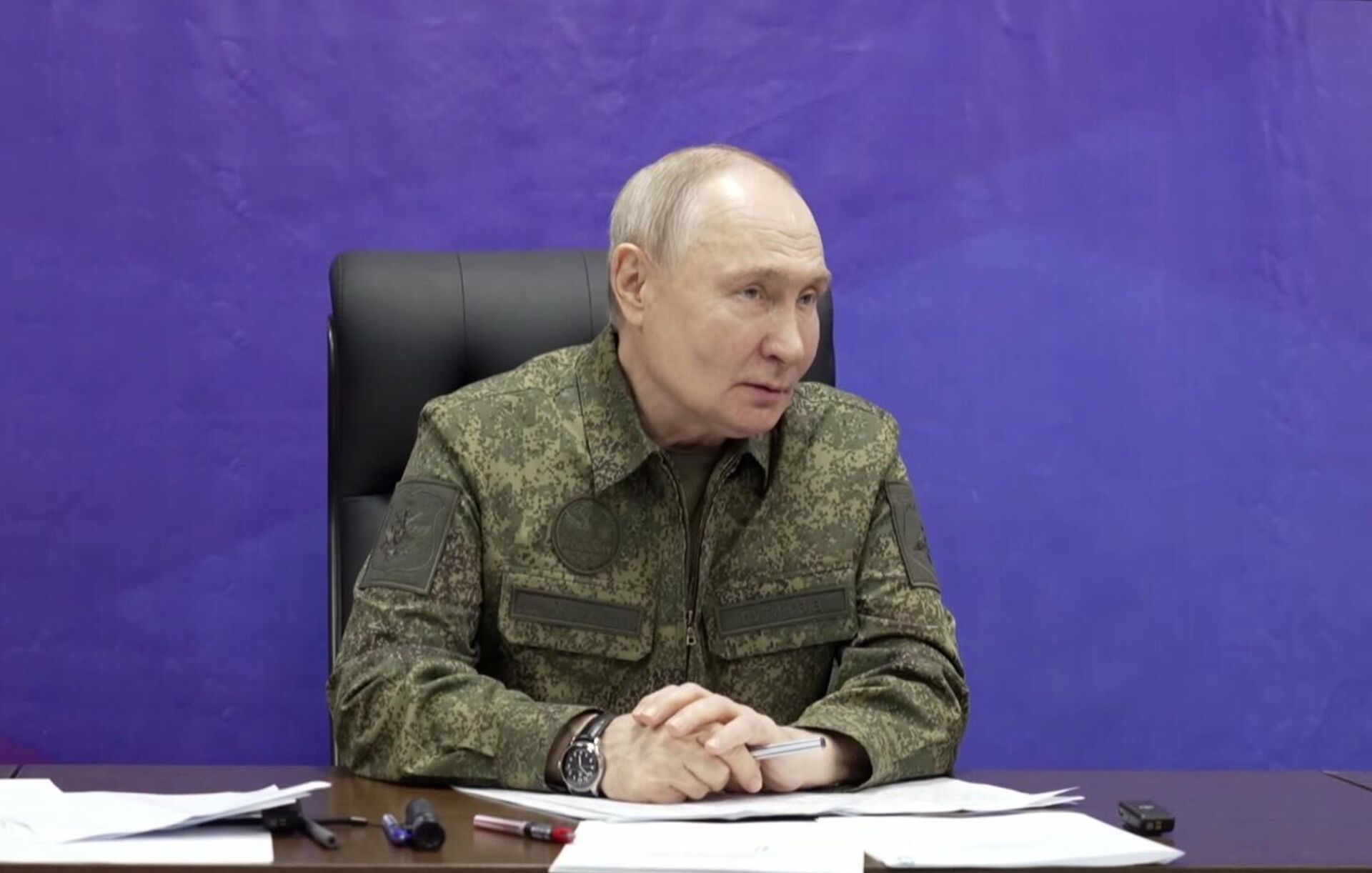 Президент Владимир Путин посетил один из пунктов управления Объединённой группировки войск - Sputnik Кыргызстан, 1920, 02.12.2025