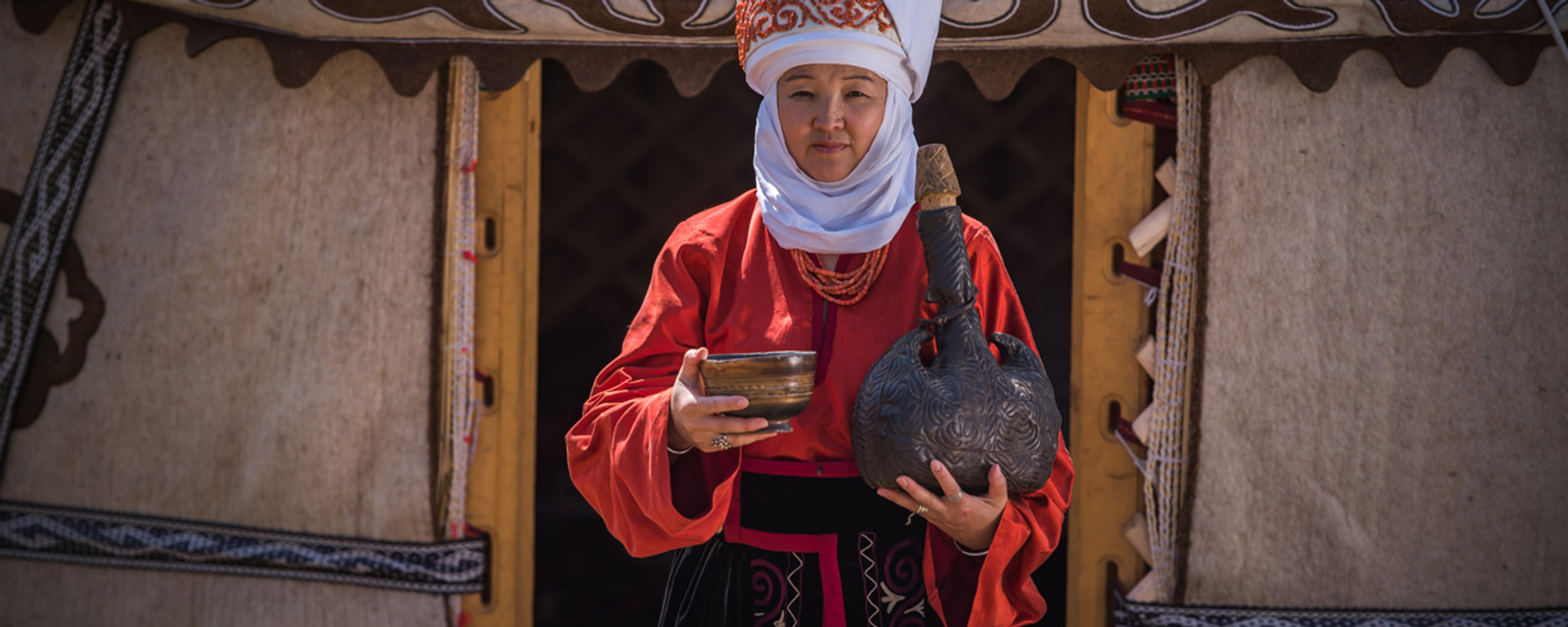 Женщина с сосудом кымыза на джайлоо Көк-Жайык. Архивное фото - Sputnik Кыргызстан, 1920, 02.12.2025