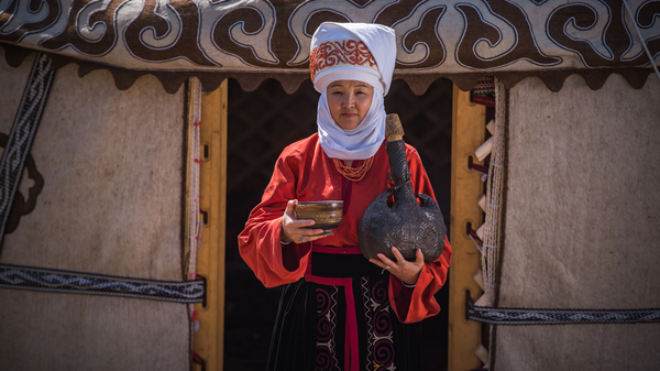 Көк-Жайык жайлоосунда көөкөр менен турган аял. Архив - Sputnik Кыргызстан