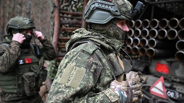 Боевая работа расчета РСЗО Град 83-го самоходного артполка в зоне СВО - Sputnik Кыргызстан