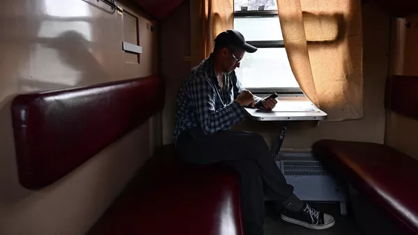 Поезд вагонундагы жүргүнчү. Архив - Sputnik Кыргызстан