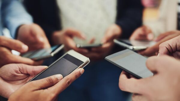 Люди использующие свои смартфоны. Иллюстративное фото - Sputnik Кыргызстан