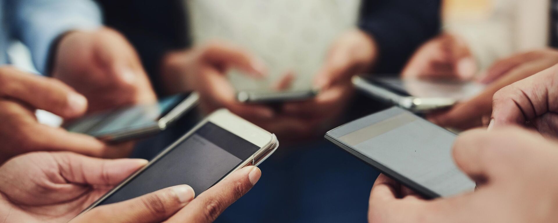 Люди использующие свои смартфоны. Иллюстративное фото - Sputnik Кыргызстан, 1920, 03.12.2025