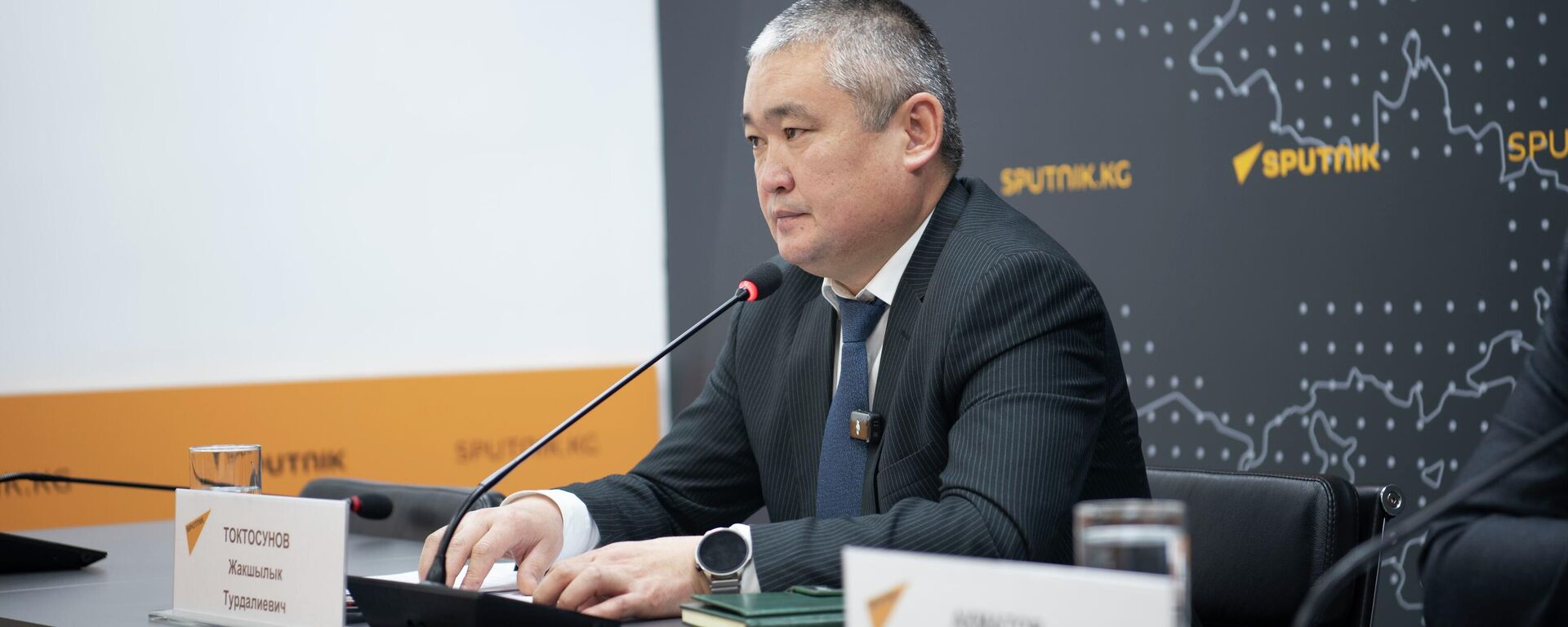 Заместитель директора Госагентства по земельным ресурсам, кадастру, геодезии и картографии Жакшылык Токтосунов - Sputnik Кыргызстан, 1920, 03.12.2025