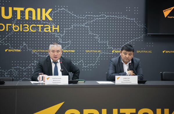 Заместитель директора Государственного агентства по земельным ресурсам, кадастру, геодезии и картографии Жакшылык Токтосунов и заместитель начальника отдела земельного кадастра, регистрации и принятия решений Талантбек Акматов - Sputnik Кыргызстан