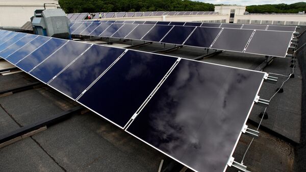 Солнечные панели на крыше дома. Архивное фото - Sputnik Кыргызстан