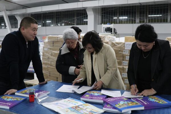 Агартуу министрлиги &quot;Учкун&quot; басмаканасынан 5-класстын окуучулары үчүн чыгарылган математика предмети боюнча окуу китептерин алганын кабарлады - Sputnik Кыргызстан