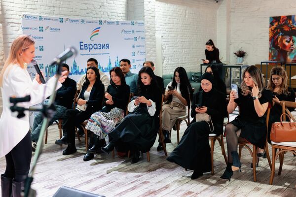 Особый интерес у них вызвало посещение нового телецентра &quot;Останкино&quot; и федерального канала НТВ, где молодые медиаспециалисты увидели процесс создания новостных и развлекательных программ - Sputnik Кыргызстан