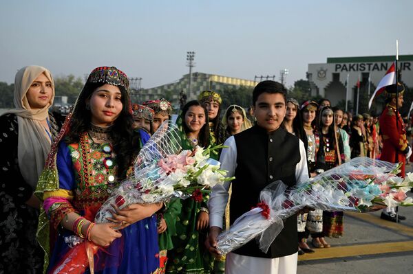 Садыр Жапаровду Пакистанда жылуу тосуп алышты - Sputnik Кыргызстан