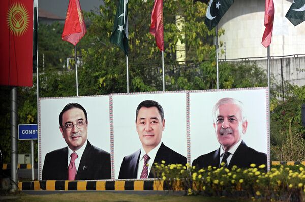 Садыр Жапаров Пакистанга мамлекеттик сапар менен барып түштү - Sputnik Кыргызстан