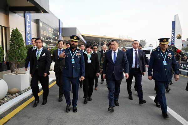 Президент Садыр Жапаров Пакистан Ислам Республикасына болгон мамлекеттик сапарынын алкагында Исламабад шаарындагы Аэрокосмостук илим жана технологиялар улуттук паркындагы (NASTP) аскердик көргөзмөгө барды - Sputnik Кыргызстан