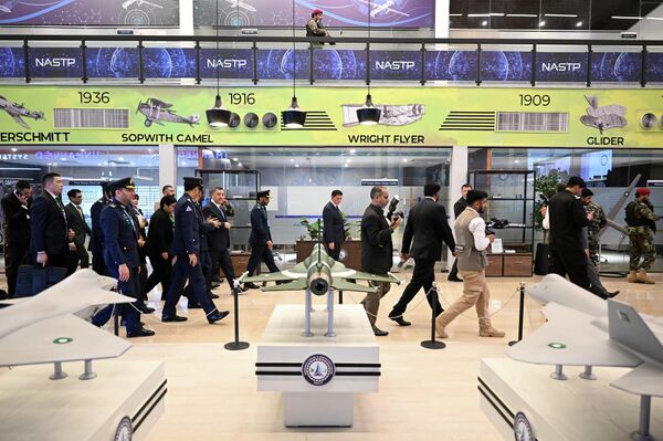 Жапаров технологиянын жогорку деңгээлин белгилеп, кызматташтыкты кеңейтүүгө даяр экенин билдирген - Sputnik Кыргызстан