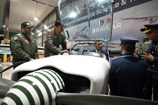 Жапаров учкучтун кабинасына кирип, адистер ага борттогу жабдуулар жана кыйраткыч учактын техникалык-эксплуатациялык өзгөчөлүктөрү жөнүндө айтып беришкен - Sputnik Кыргызстан