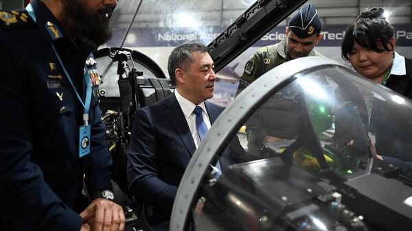 Жапаров сел за штурвал истребителя JF-17 Thunder - Sputnik Кыргызстан