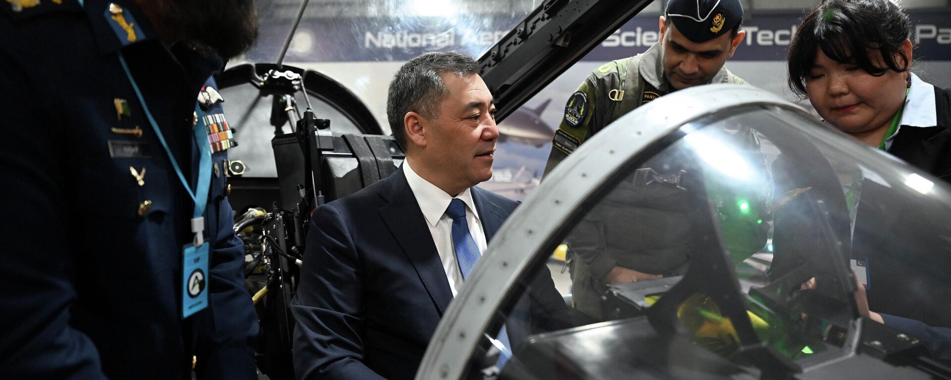 Жапаров сел за штурвал истребителя JF-17 Thunder Жапаров сел за штурвал истребителя JF-17 Thunder - Sputnik Кыргызстан, 1920, 04.12.2025