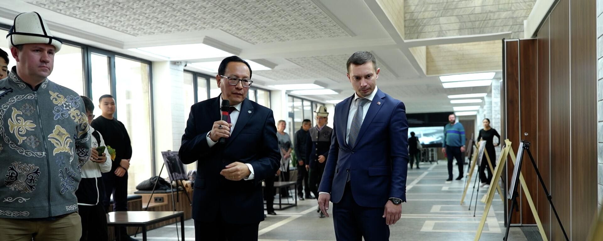 В КРСУ открылся Центр кыргызского языка и манасоведения — видео - Sputnik Кыргызстан, 1920, 04.12.2025